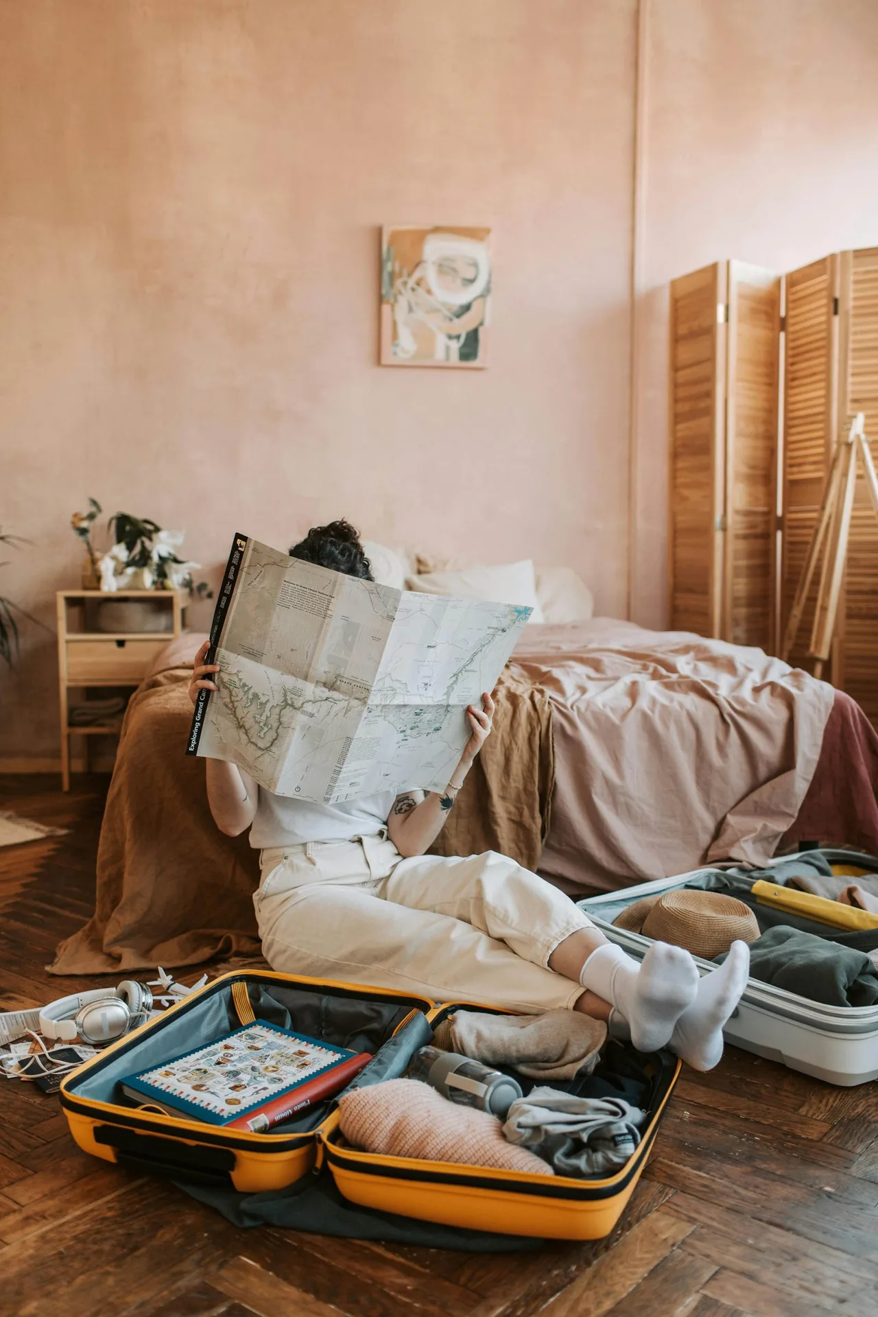 cô gái chuẩn bị hành lý đi du lịch