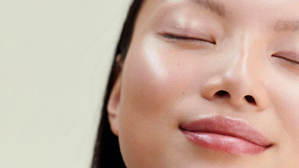 cô gái da mặt đẹp nguyên nhân gây mụn