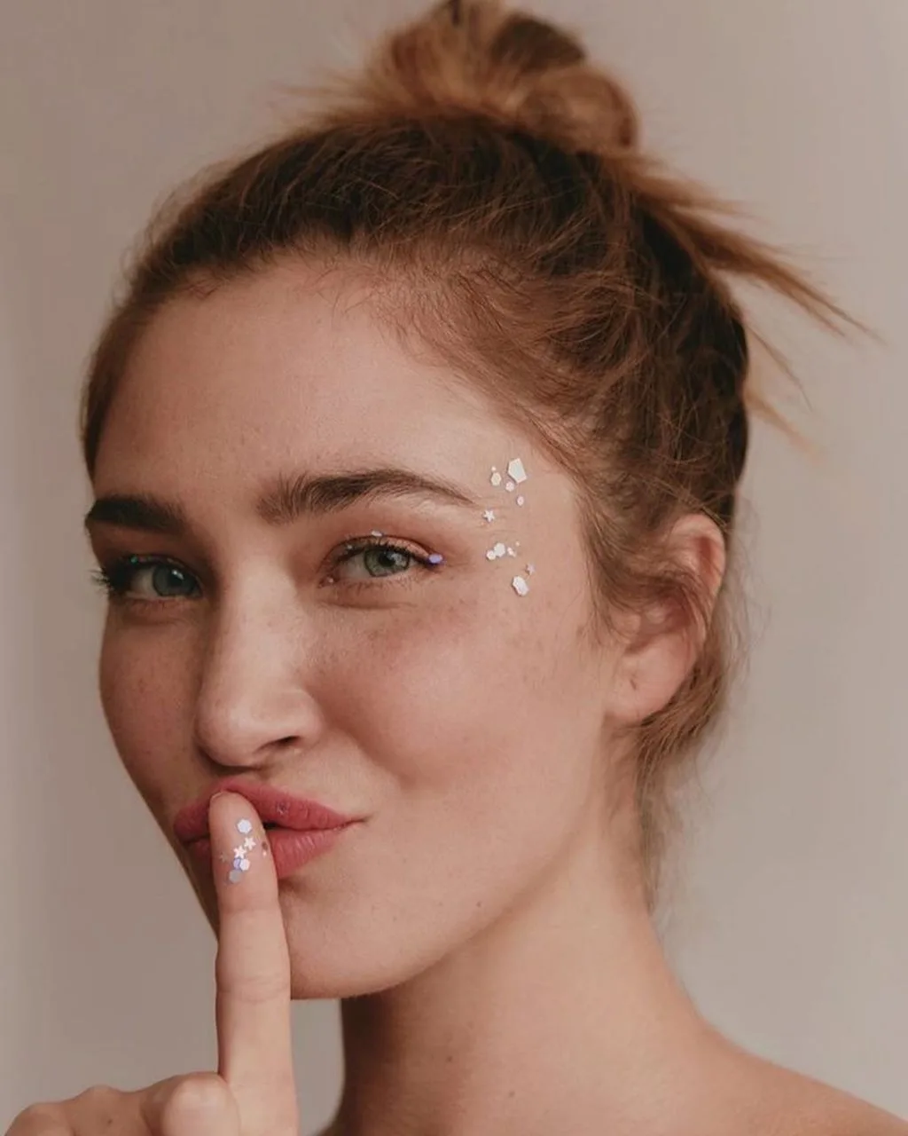 cạo lông mặt dermaplaning làm đẹp giảm nếp nhăn như chanel celaya.