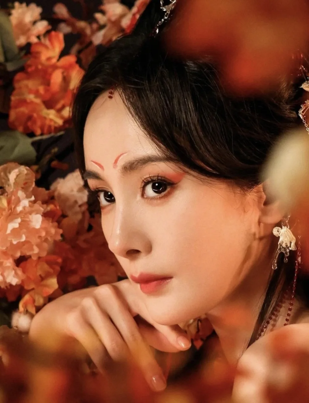 Dương Mịch với trang điểm mắt hồ ly bí ẩn.