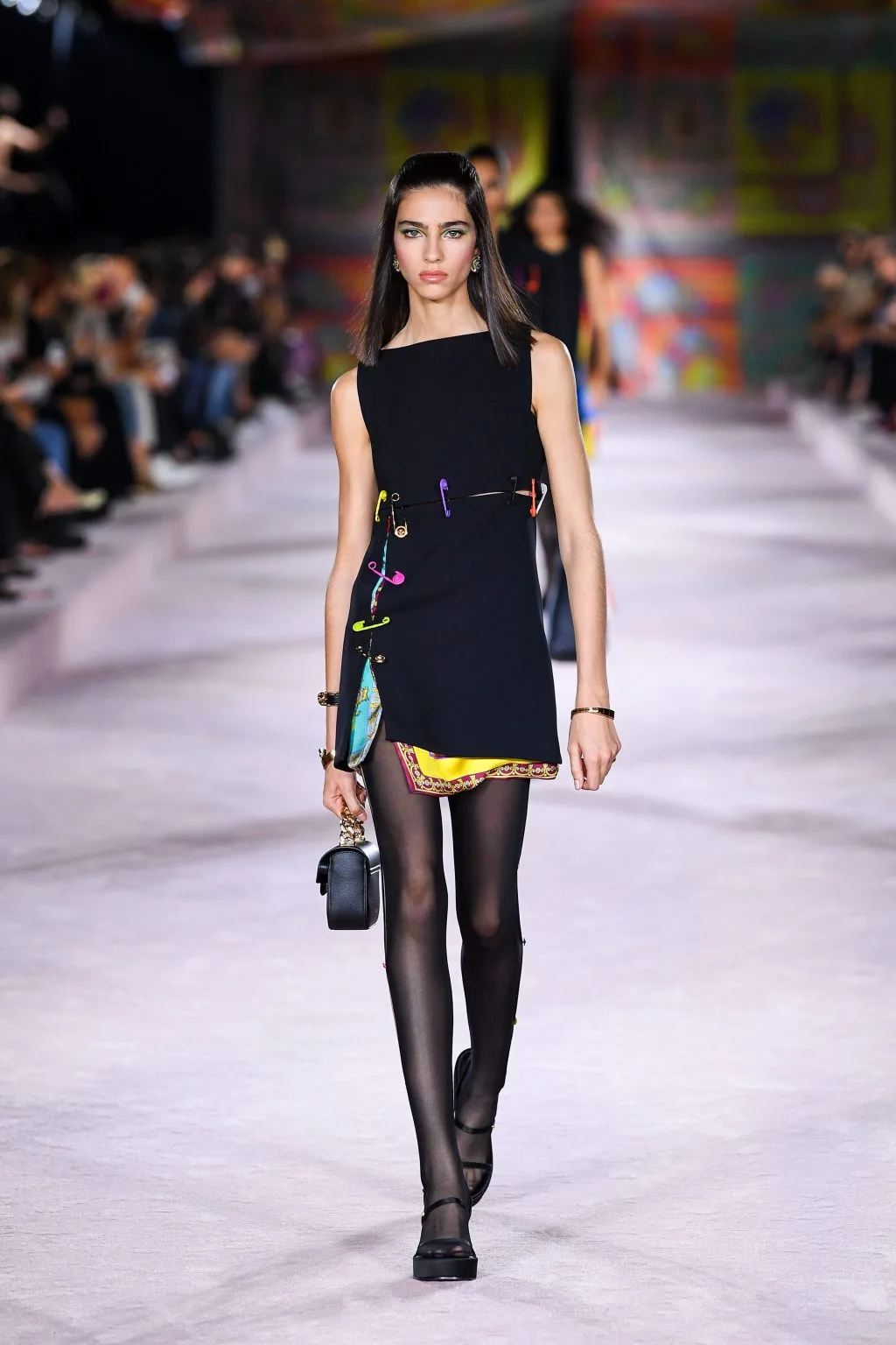 váy đen trong BST Versace xuân hè 2022 ở tuần lễ thời trang Milan