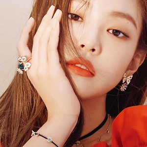 2 lối trang điểm mắt đối nghịch truyền cảm hứng bởi Jennie trong MV SOLO feat