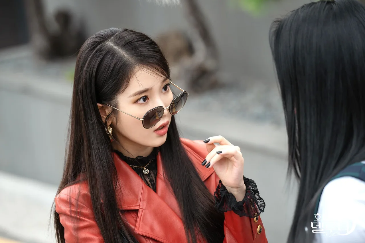 iu kính mát tròn đen mina gugudan