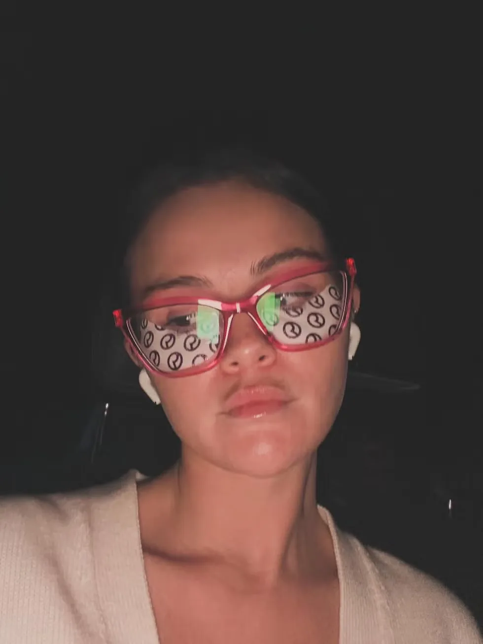 Selena Gomez đeo kính gọng đỏ
