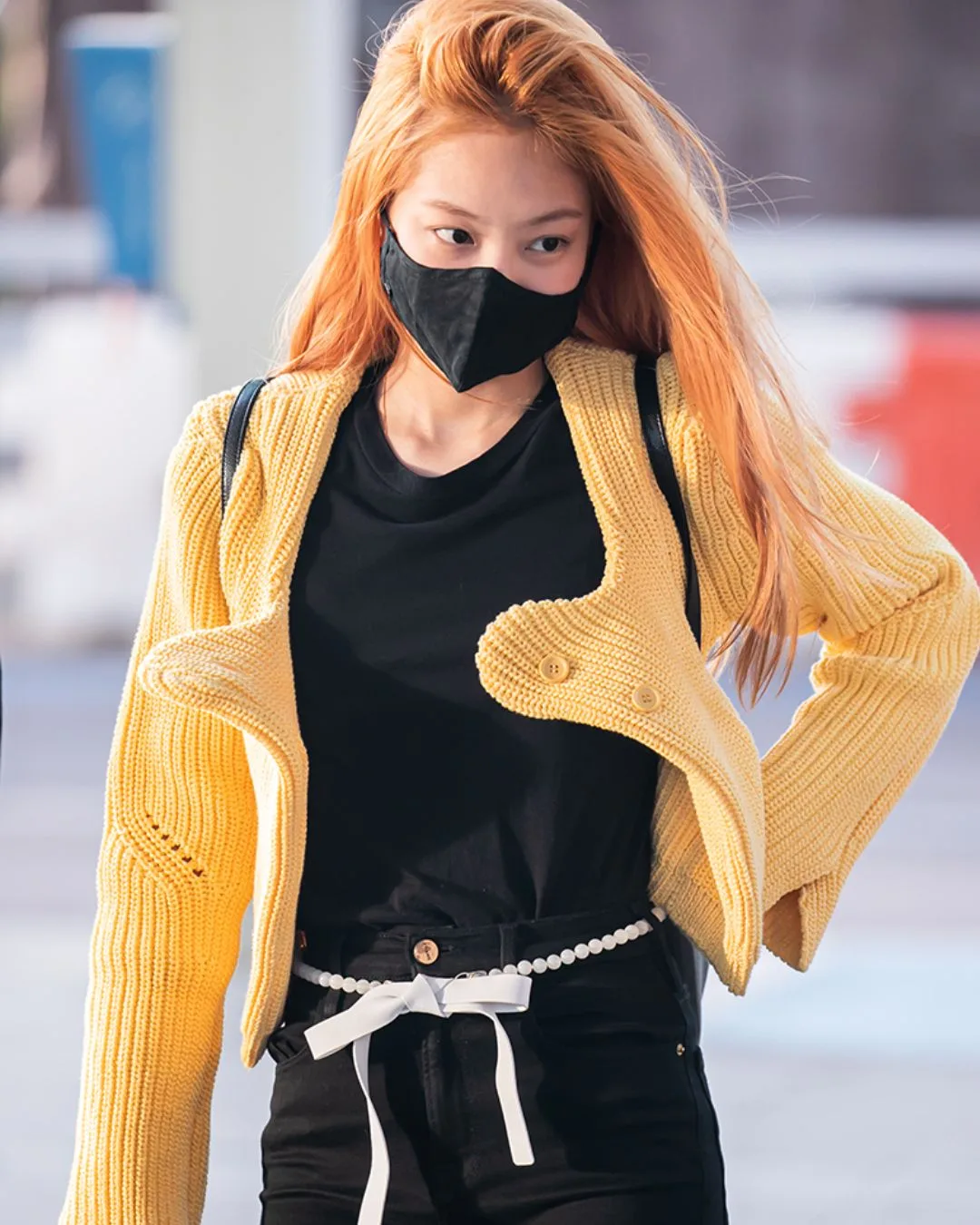 jennie diện thắt lưng ngọc trai thắt nơ