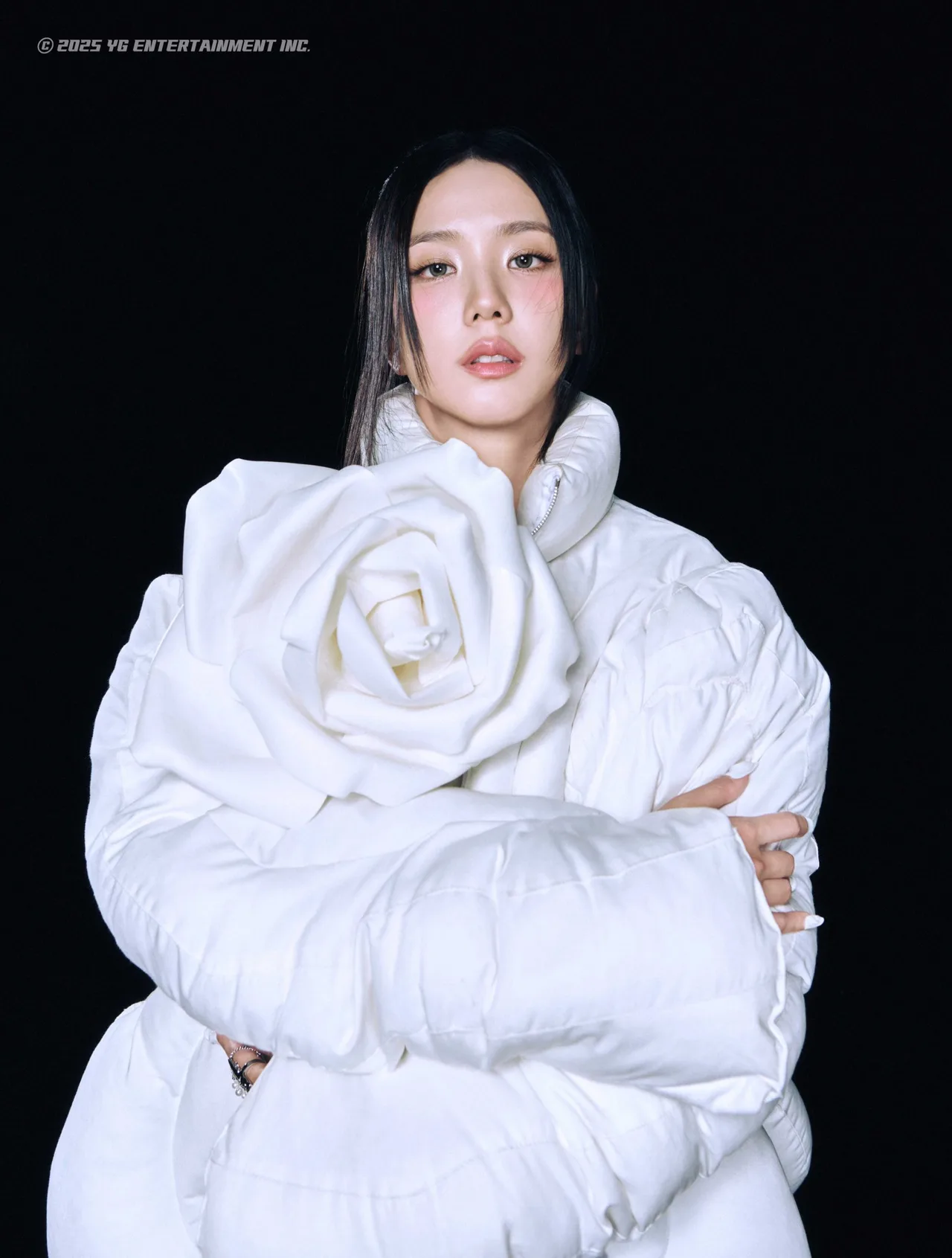 Jisoo diện áo khoác da Jump