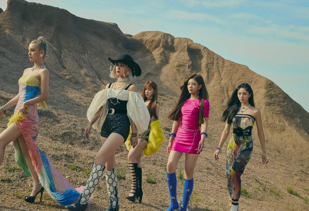 Thời trang sao Hàn ITZY trong MV Not Shy