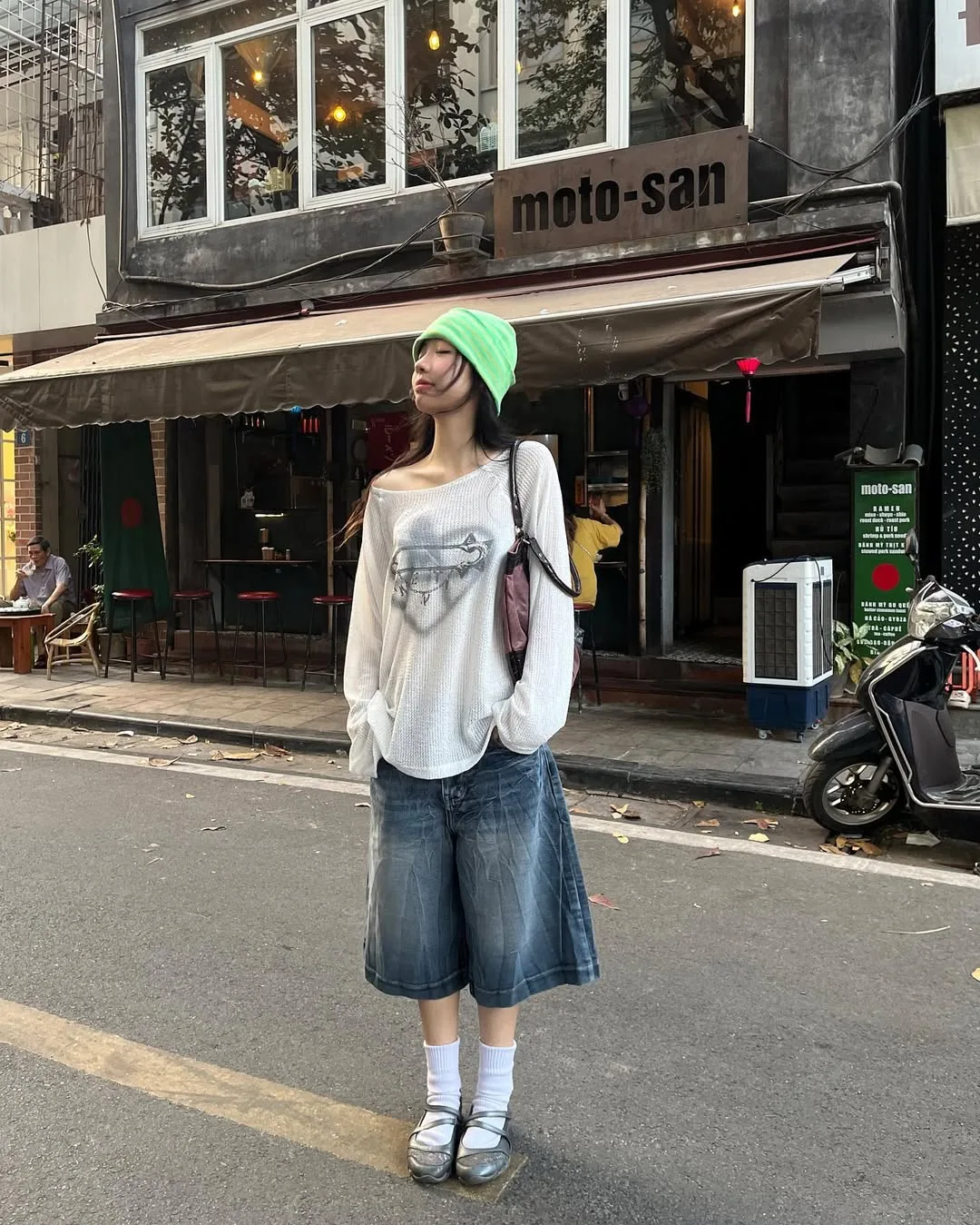 tawzue quần đùi denim phối áo sweater trễ vai