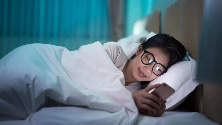 Sử dụng điện thoại trước khi ngủ được xem là cách "nhanh nhất" để phá hỏng giấc ngủ ngon