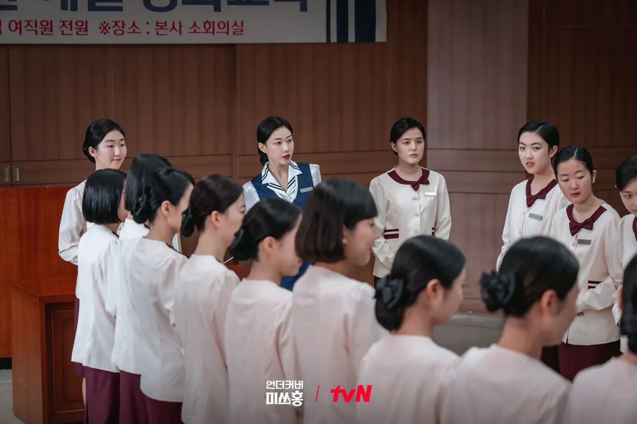 Cảnh phim trong Undercover Miss Hong
