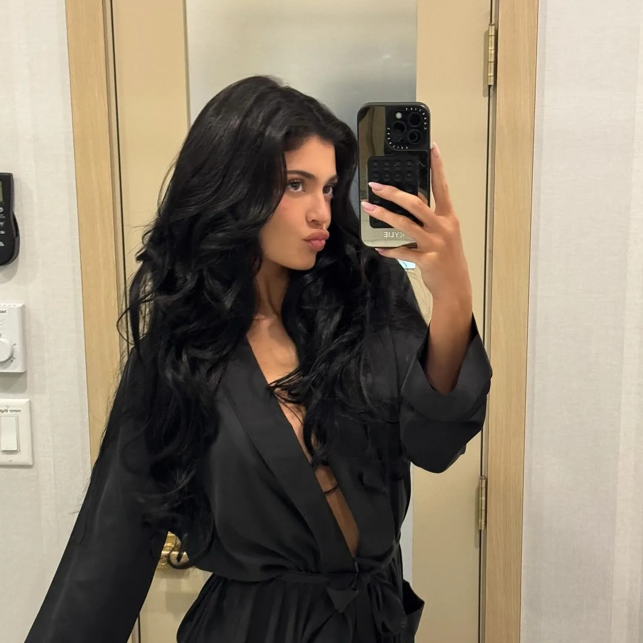 Hình ảnh Kylie Jenner và mái tóc xoăn lơi để minh họa cho cách uốn tóc Kylie Jenner.