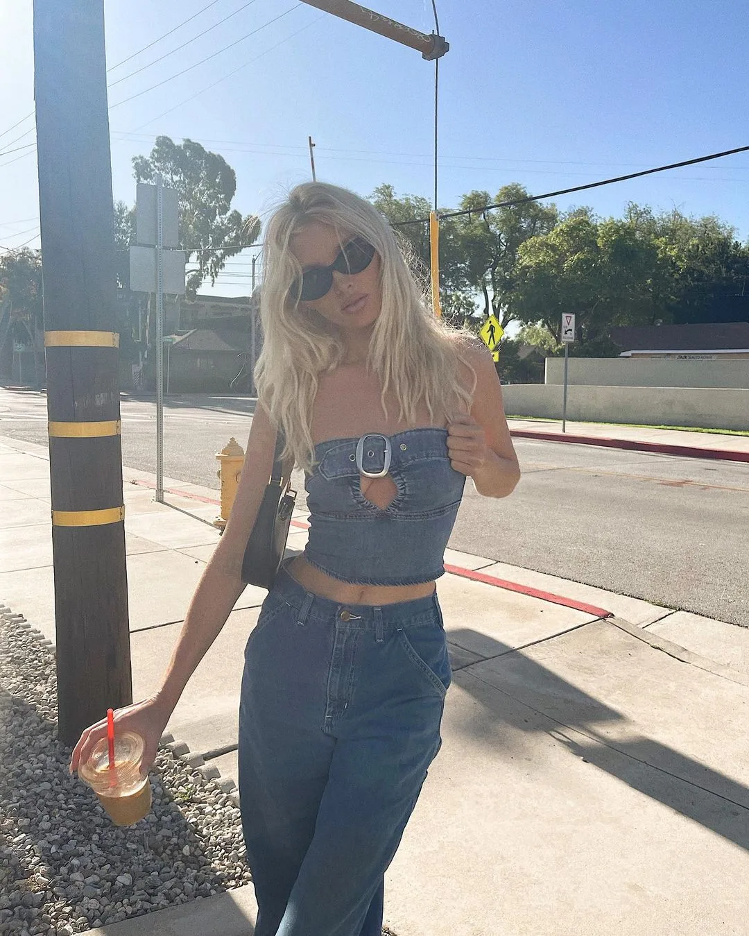 Elsa Hosk mặc denim on denim áo ống