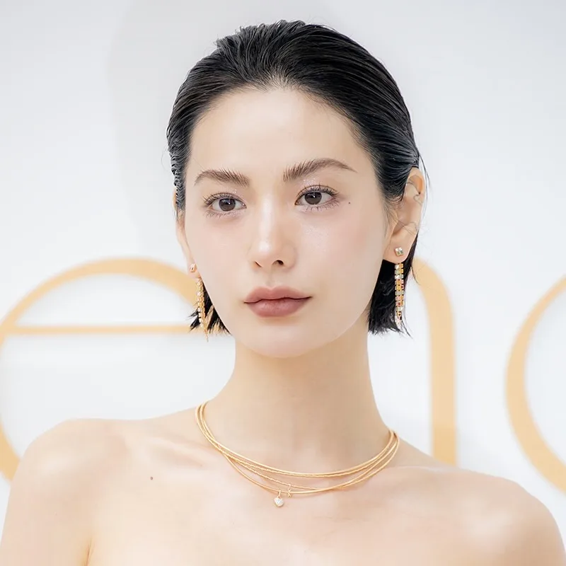 Hình ảnh tóc bob Nana vuốt ngược.