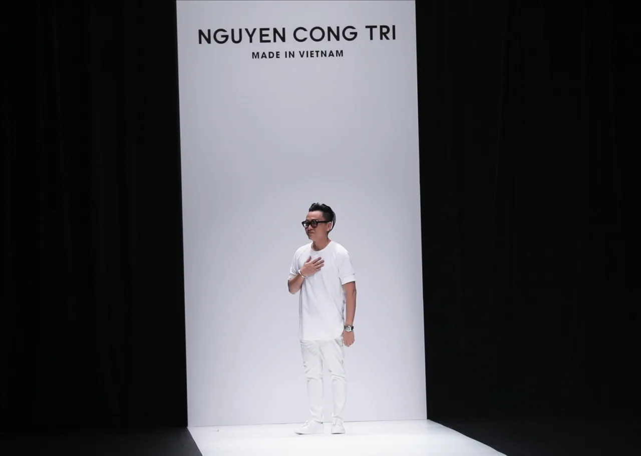 BST Em Hoa của NTK Công Trí