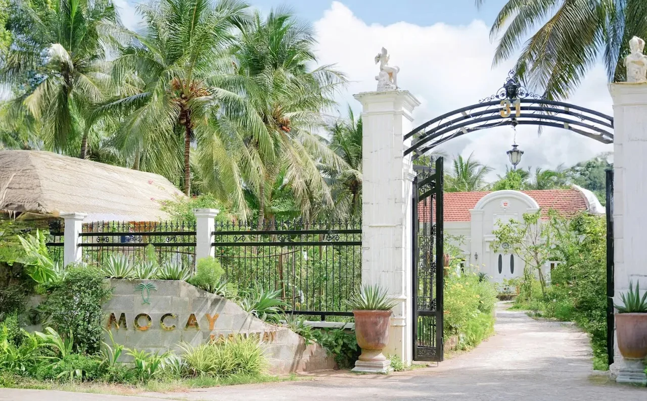 Khung cảnh nhìn từ bên ngoài của Mocay Farmstay, một khu nghỉ dưỡng kết hợp nông trại.