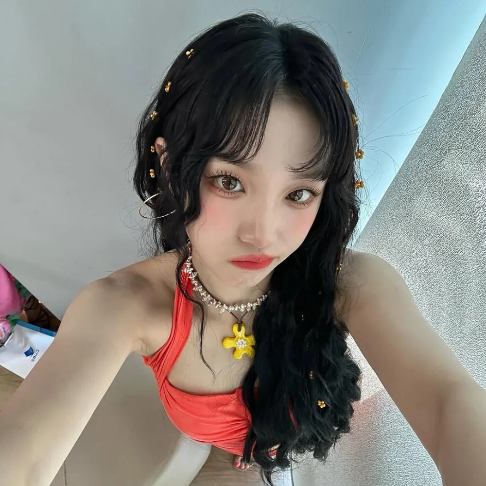 Yuqi (G)I-DLE mang áo yếm màu cam và để tóc mái curtain bangs