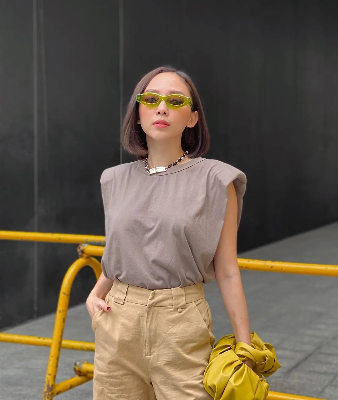 Tóc Tiên phối đồ streetwear với áo thun độn vai màu xám