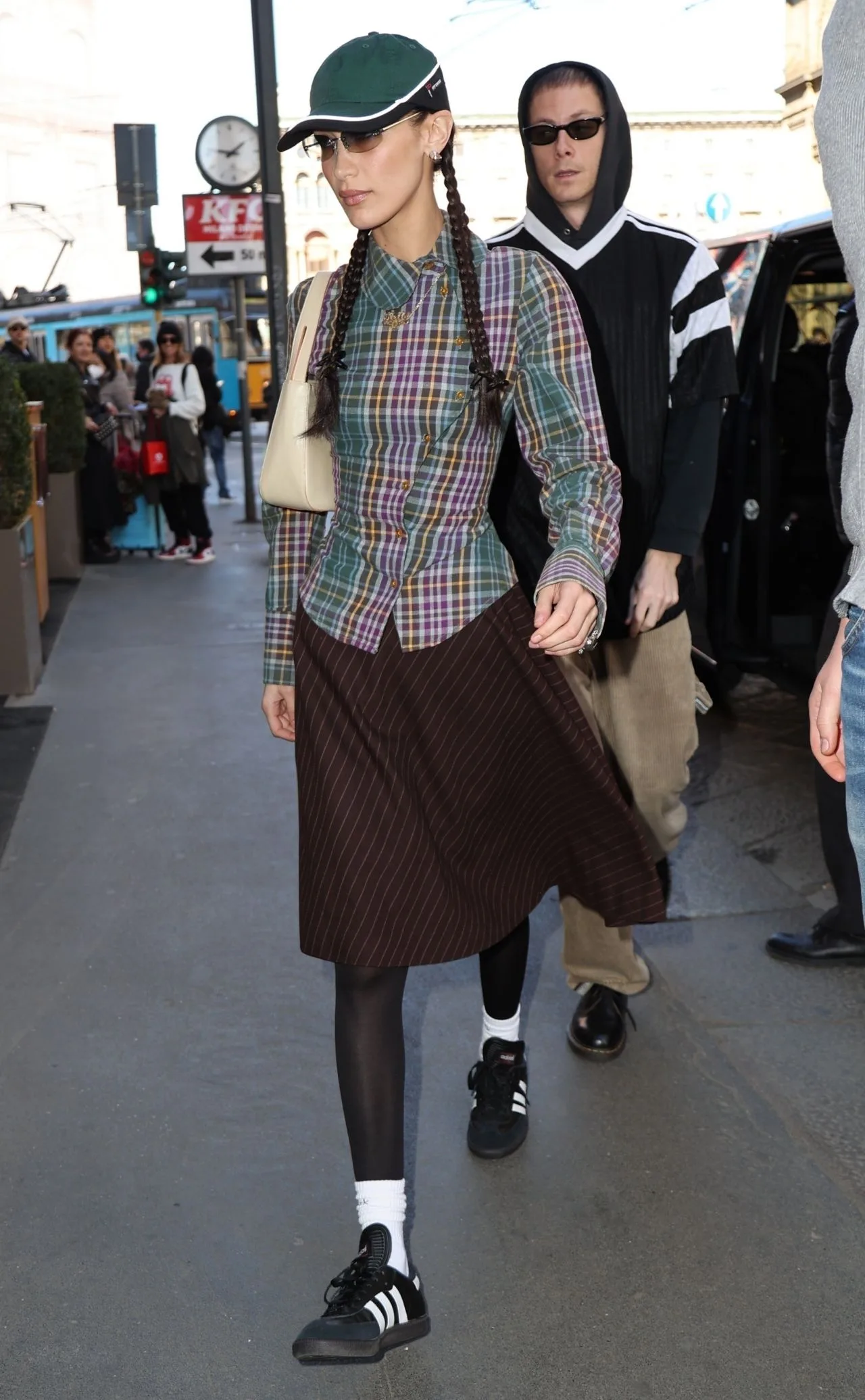 Bella Hadid lăng xê giày adidas Samba