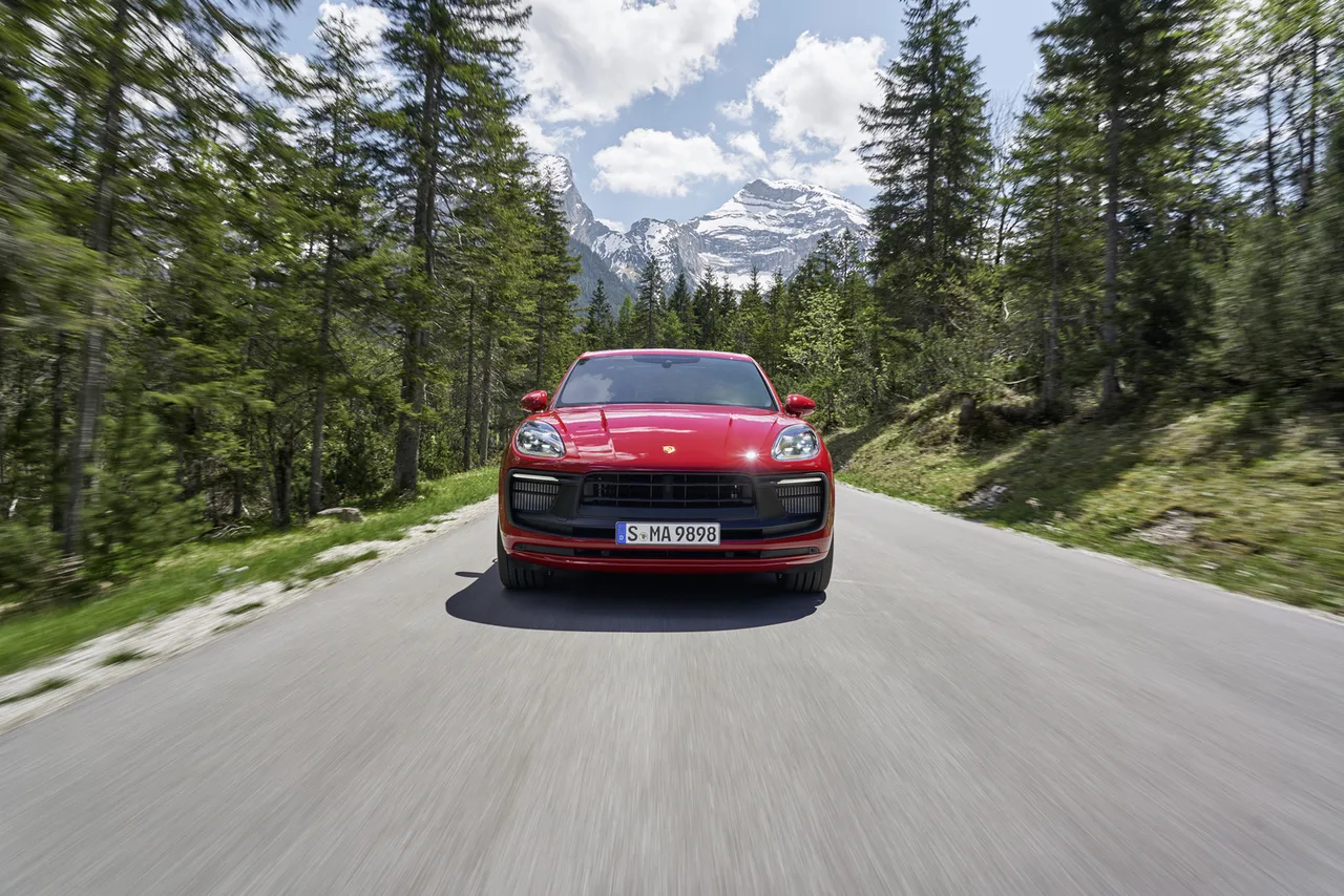 Macan GTS mặt trước