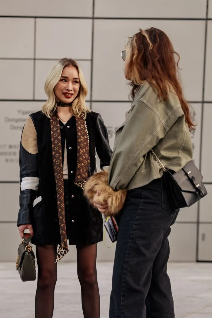 túi nhỏ - cách phối đồ tại tuần lễ thời trang Seoul xuân - hè 2020