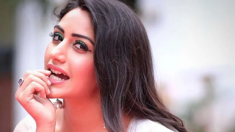 Bí quyết đằng sau những nhan sắc Bollywood luôn được nhiều khán giả quan tâm. cách chăm sóc da - surbhi 1