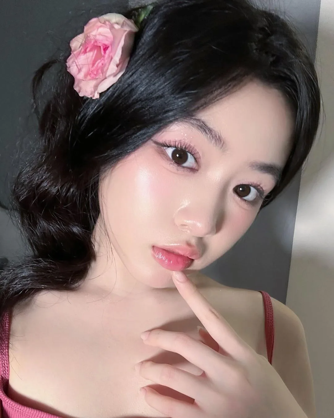 linnhhh.m diện kẹp tóc hoa hồng