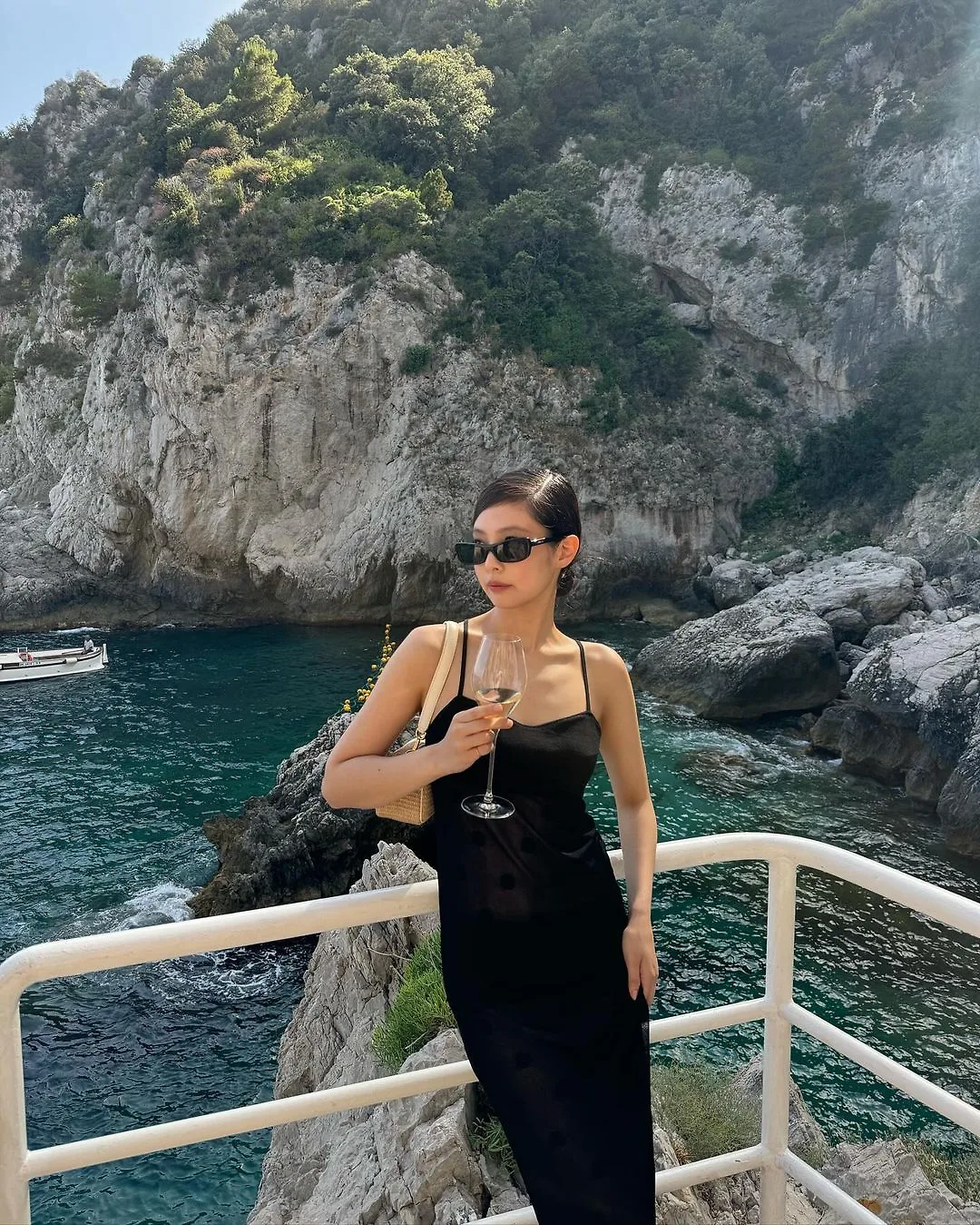 Jennie diện váy đen tại show diễn Jacquemus