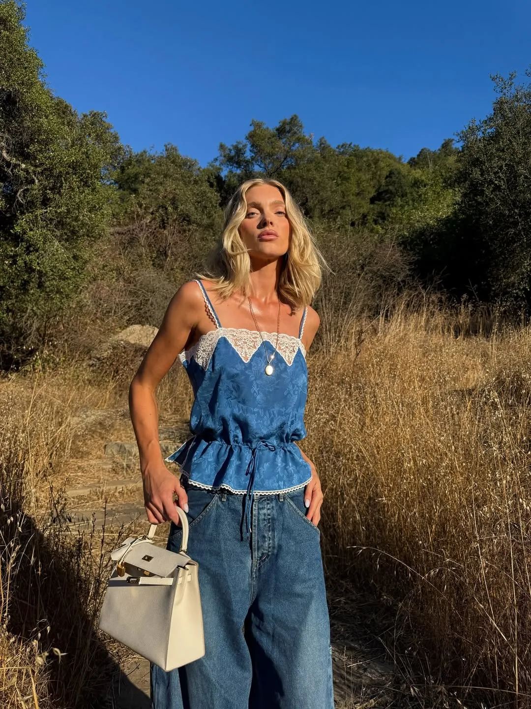 áo camisole ren phối cùng quần jeans ống đứng
