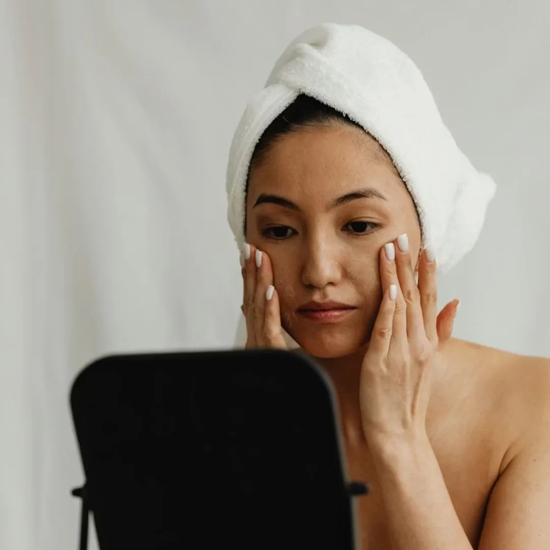 cô gái đang chăm sóc da ở vùng trán