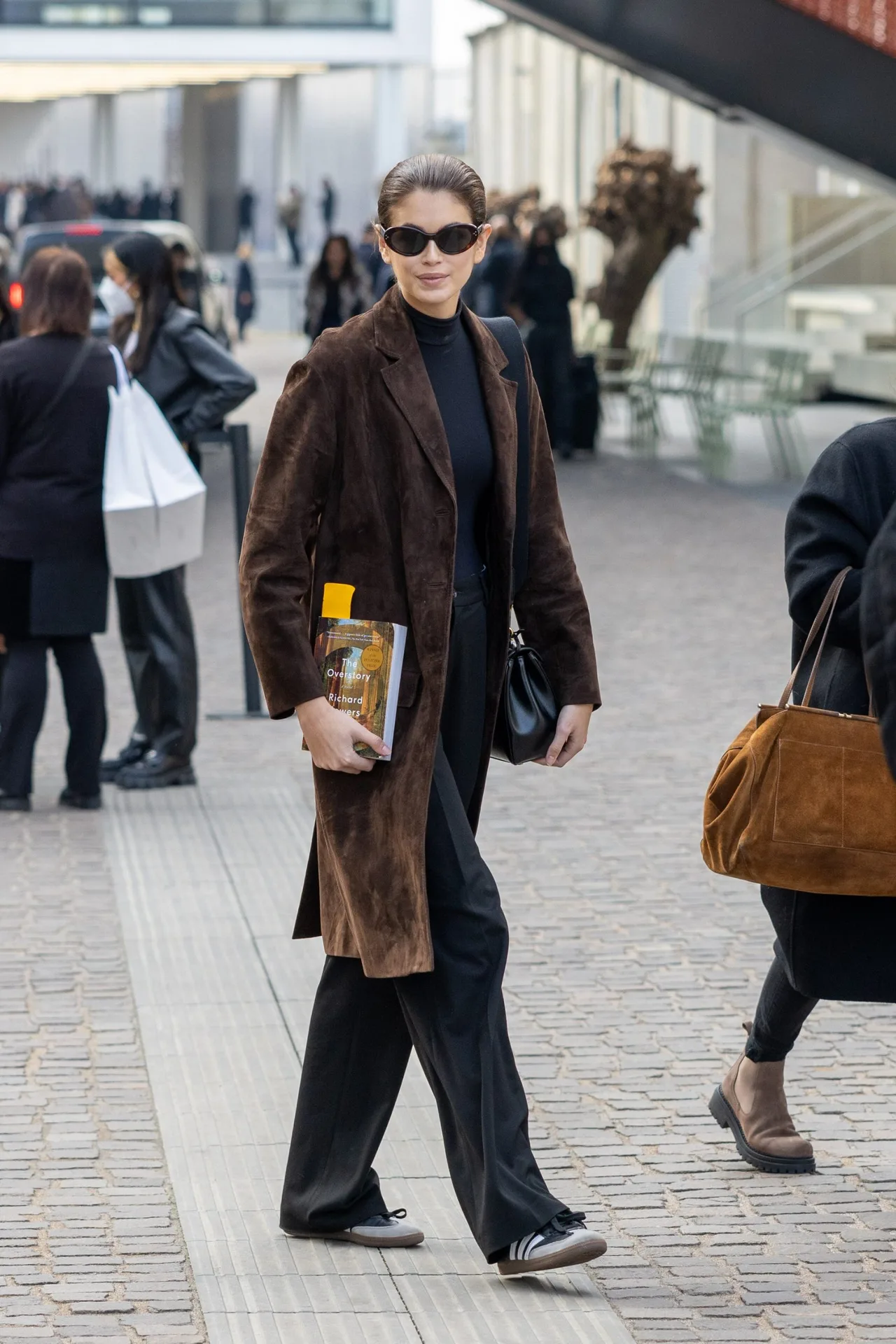 kaia gerber street style tại milan