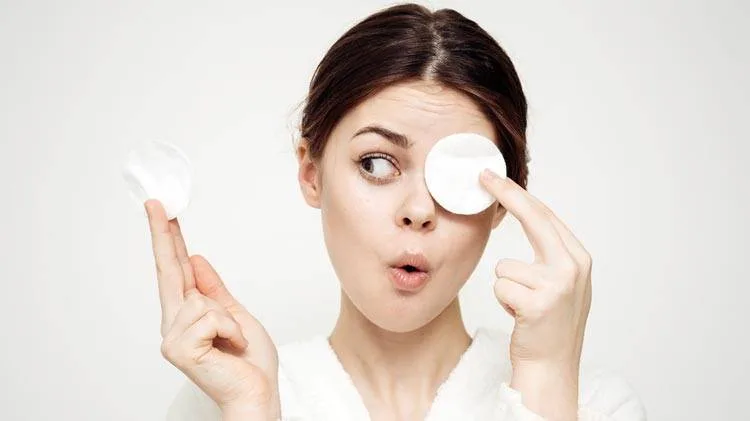 Nước tẩy trang - bí mật vẻ đẹp mộng mơ của cô gái Pháp Nước tẩy trang - bí mật vẻ đẹp mộng mơ của cô gái Pháp
