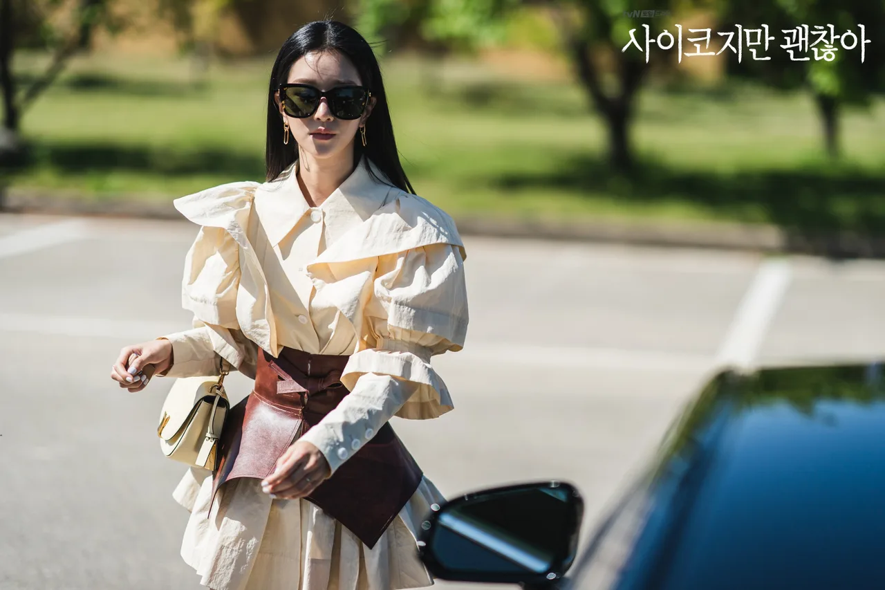 Seo Ye Ji mặc áo tay phồng, thắt lưng to bản trong phim it's okay to not be okay