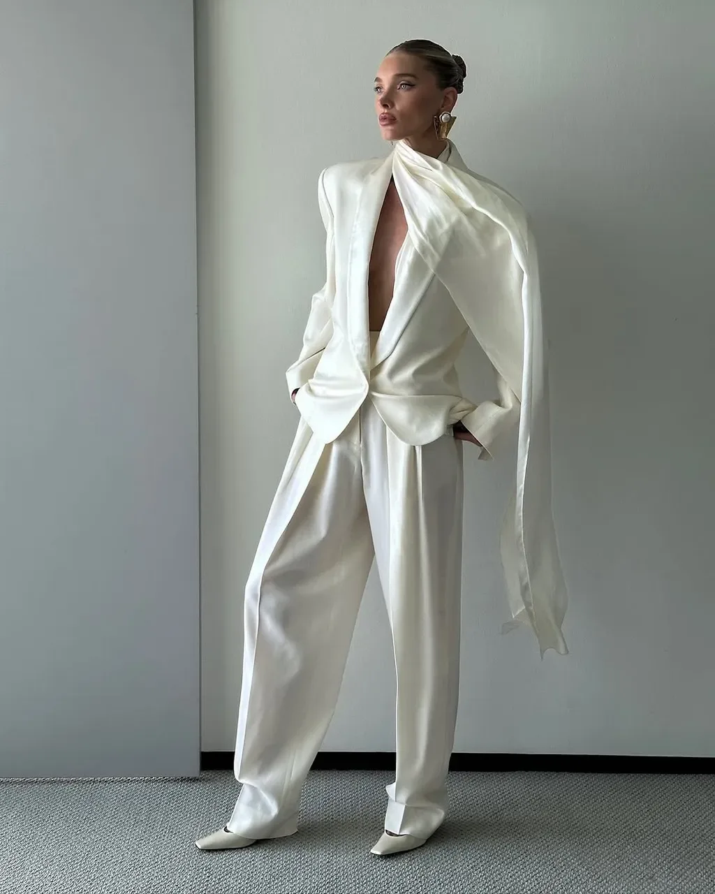 Khăn cashmere cao cấp giữ phom dáng thẳng thướt đầy tính nghệ thuật trên phố.