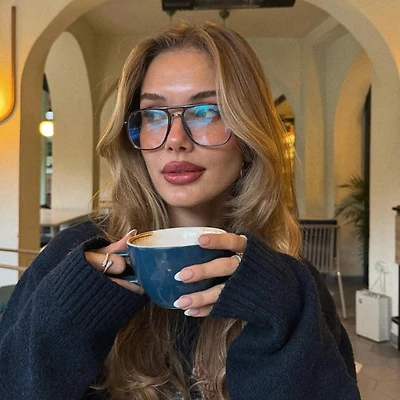 cô gái cầm ly cà phê latte