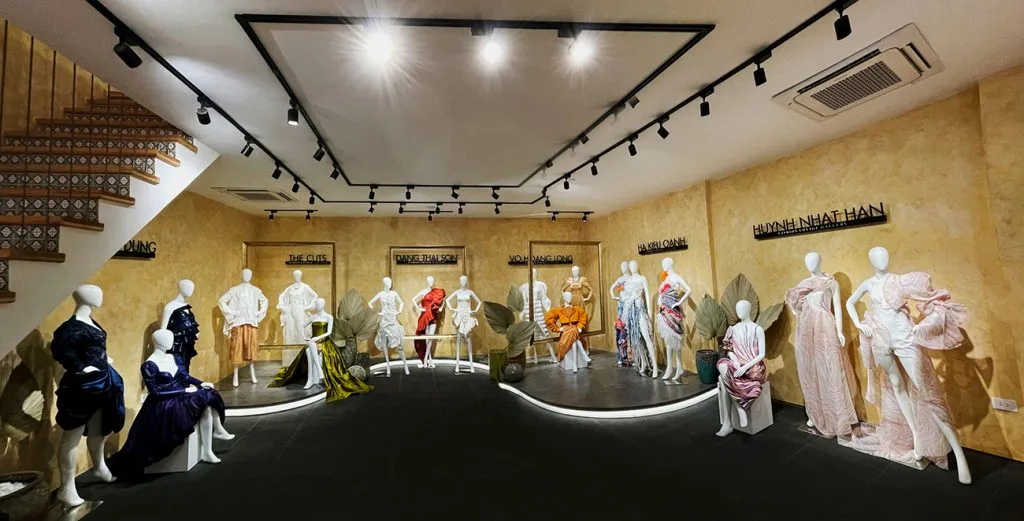 Bảo tàng thời trang Fashion Voyage Gallery là nơi lưu trữ, trưng bày, triển lãm các bộ sưu tập thời trang, các tác phẩm nghệ thuật về thời trang hay tư liệu của một trong những chuỗi sự kiện thời trang đẳng cấp quốc tế tại Việt Nam Bảo tàng thời trang Fashion Voyage Gallery là nơi lưu trữ, trưng bày, triển lãm các bộ sưu tập thời trang, các tác phẩm nghệ thuật về thời trang hay tư liệu của một trong những chuỗi sự kiện thời trang đẳng cấp quốc tế tại Việt Nam