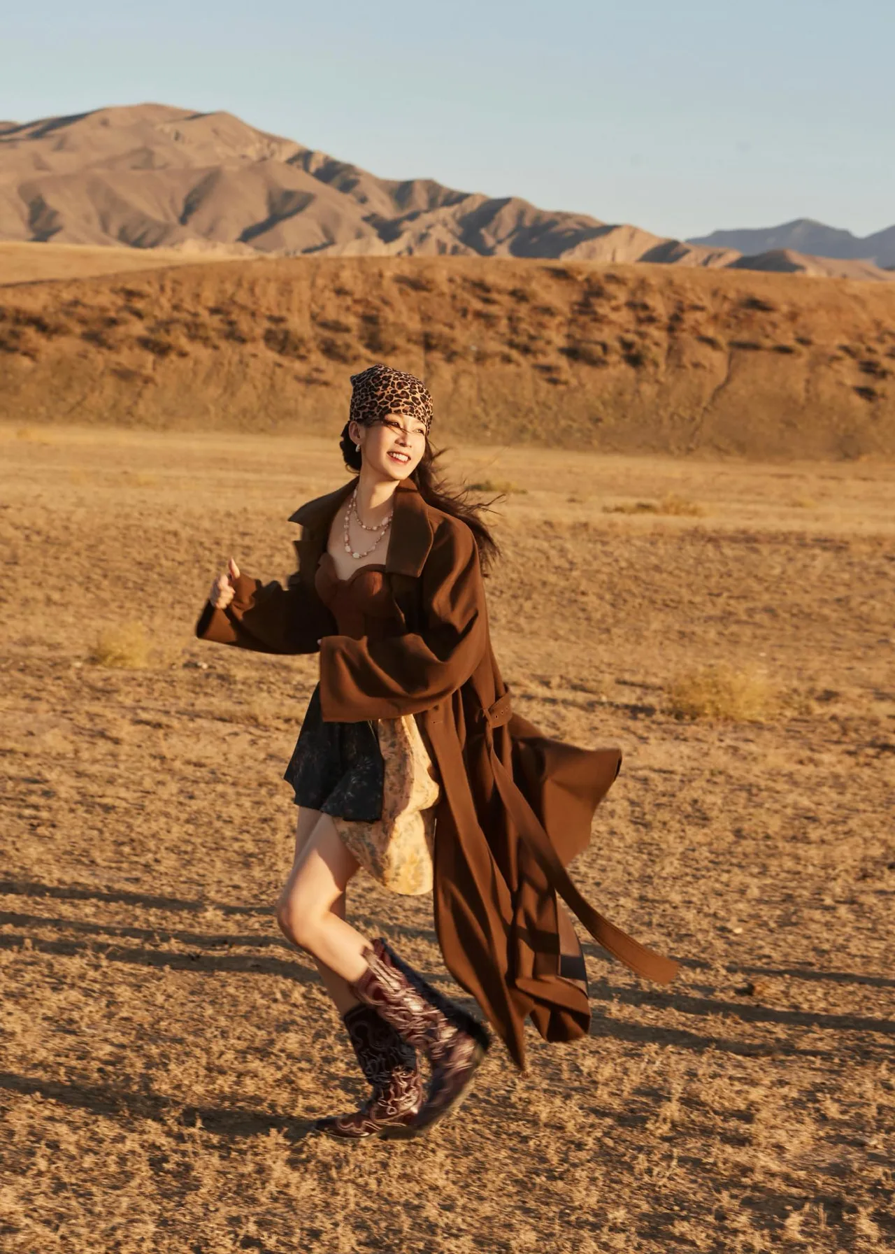 Lý Thấm diện áo trench coat nâu