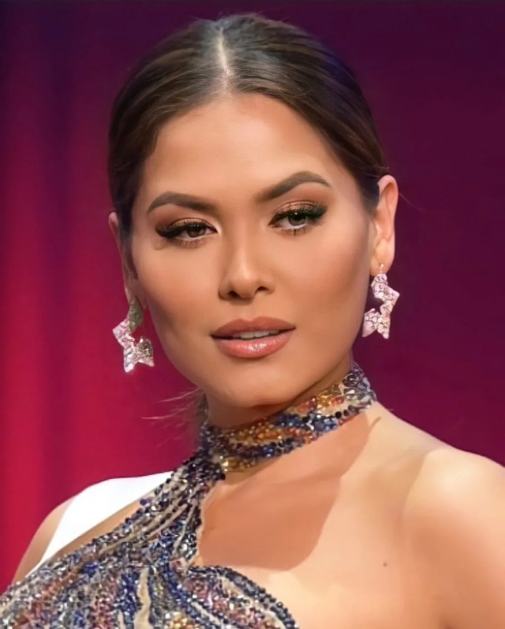 Phong cách Mỹ Latinh thường sử dụng son môi màu trầm. Phong cách Mỹ Latinh thường sử dụng son môi màu trầm.