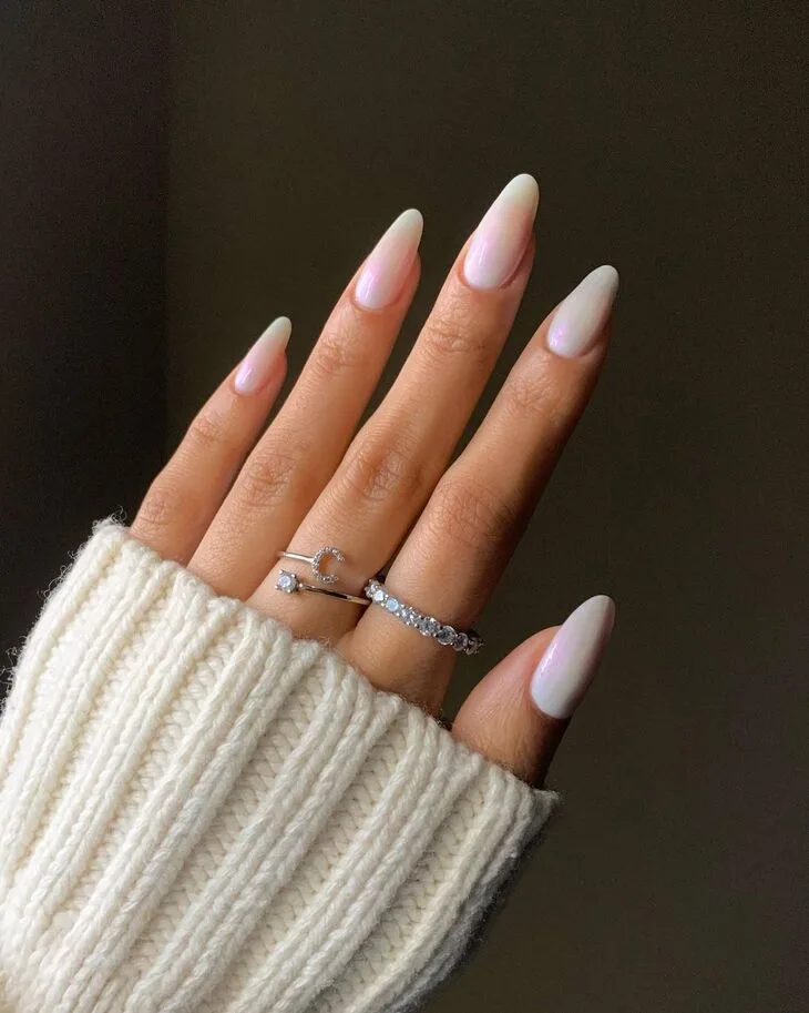 Coquette màu strawberry milk nail vừa đơn giản vừa phù hợp với nhiều hoàn cảnh.Ảnh: Instagram@ glossytipped. Coquette màu strawberry milk nail vừa đơn giản vừa phù hợp với nhiều hoàn cảnh.Ảnh: Instagram@ glossytipped.