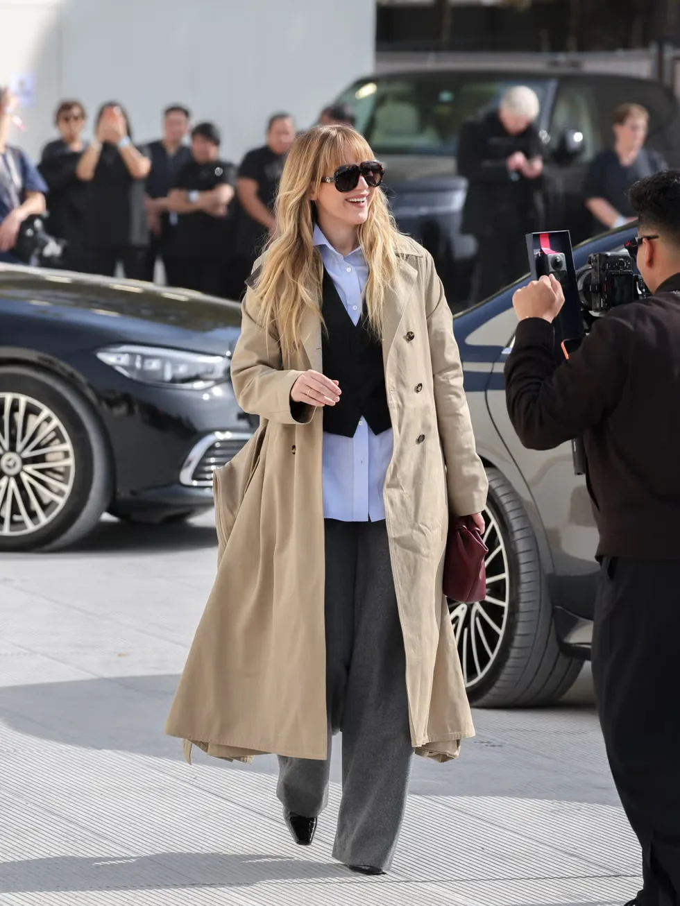 Jennifer Lawrence diện trench coat màu kem