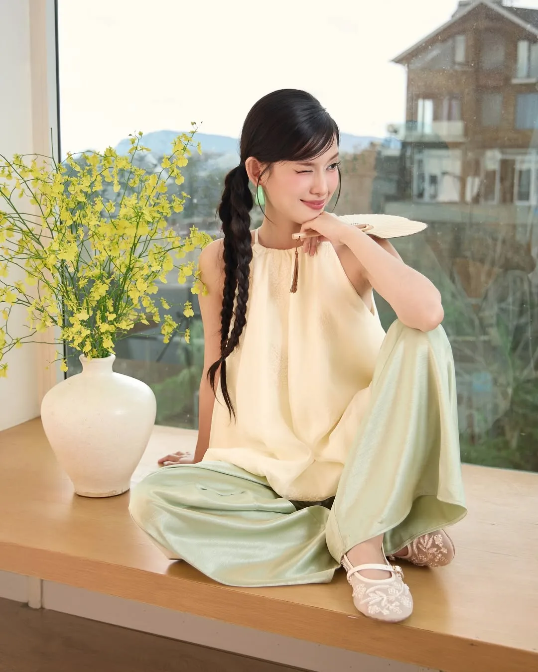 Áo yếm dáng bí diện cùng quần lụa màu pastel làm tăng thêm vẻ tinh nghịch nữ tính.