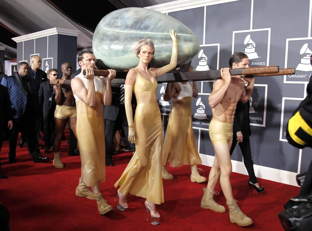 Lady Gaga tại Grammy 2011 - 01