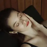 Cô gái nhắm mắt thư giãn - thiếu sắt
