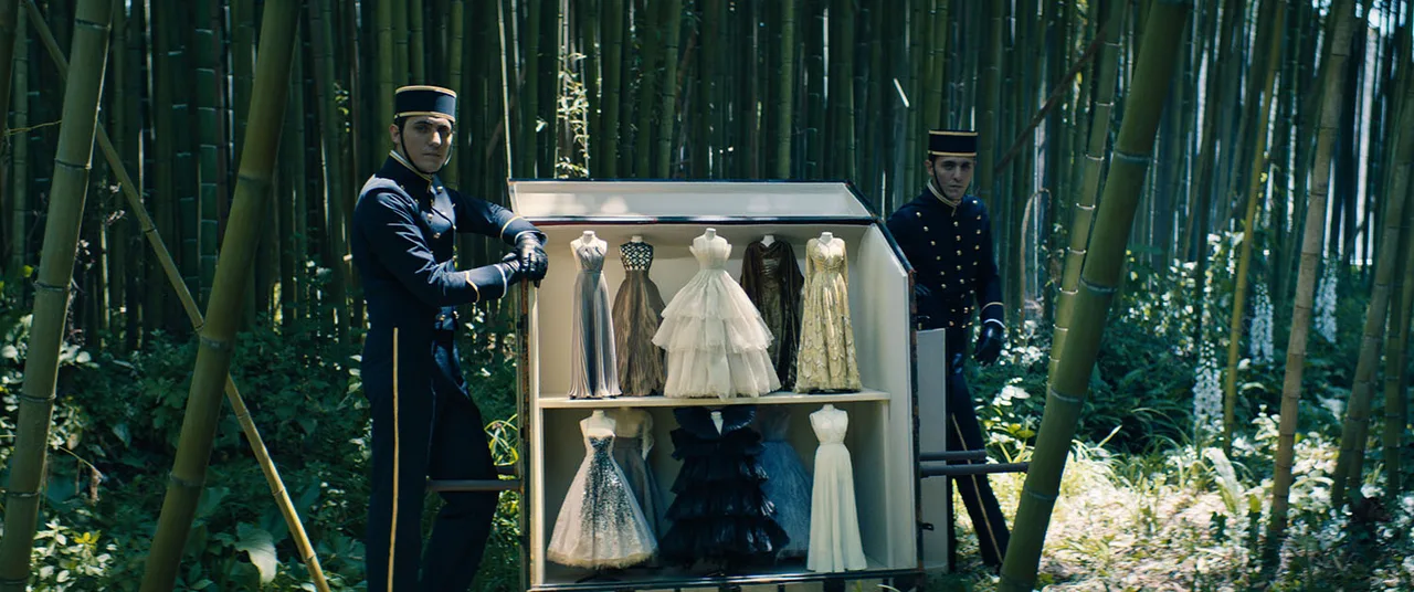 phim ngắn dior haute couture thu đông 2021 cảnh nhà búp bê rừng tre
