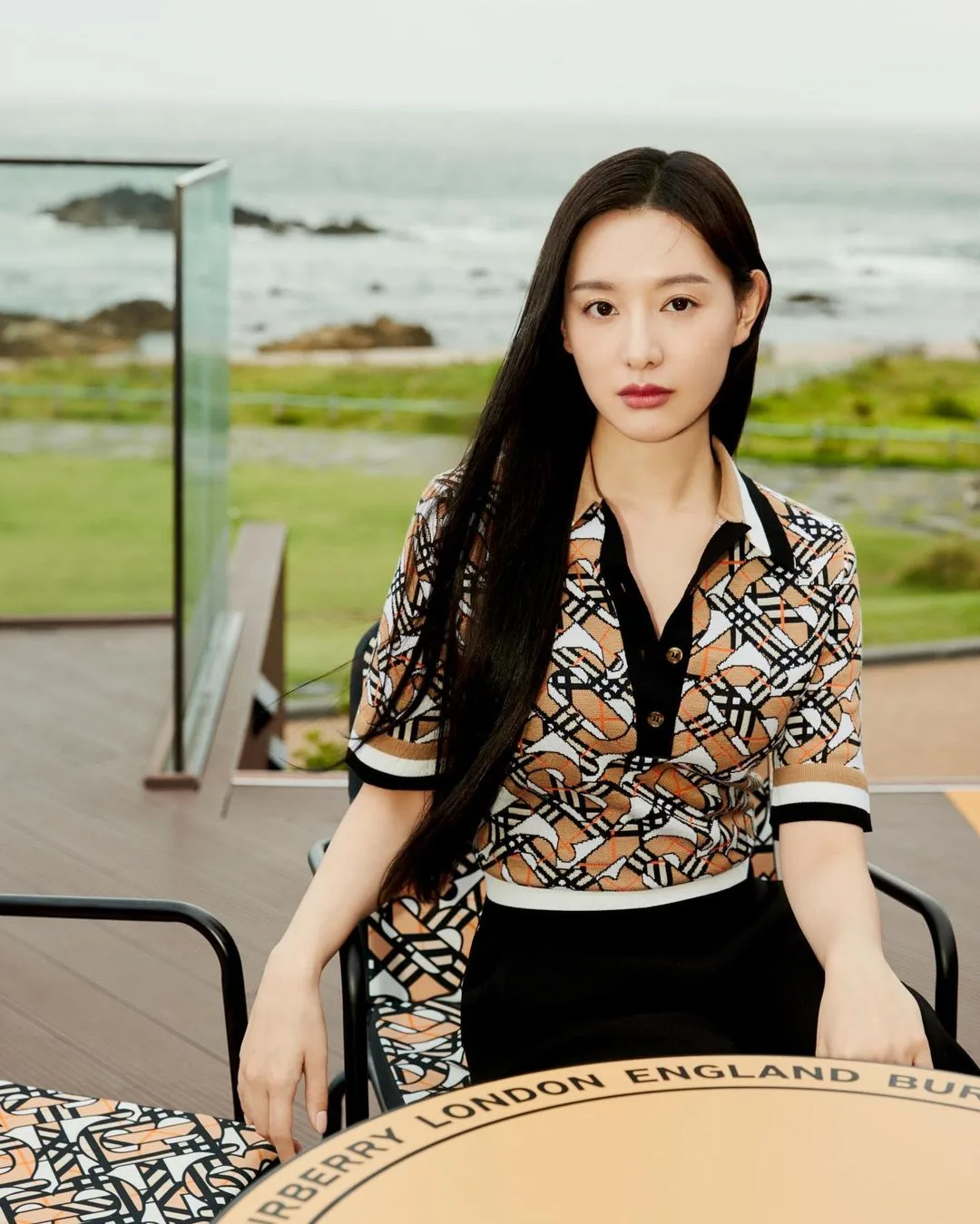 Kim Ji Won với vẻ ngoài lạnh lùng và sang chảnh