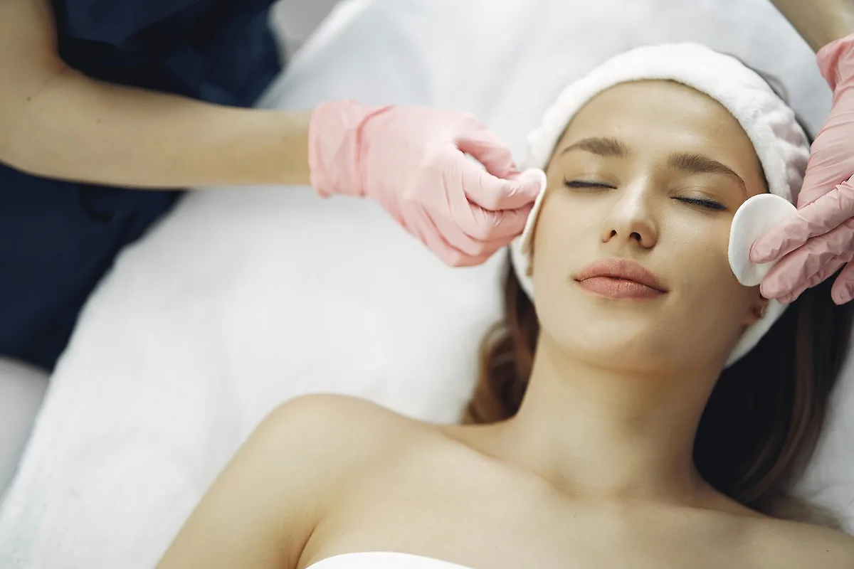 chăm sóc mí mắt sau khi cắt chỉ bằng nước muối sinh lý