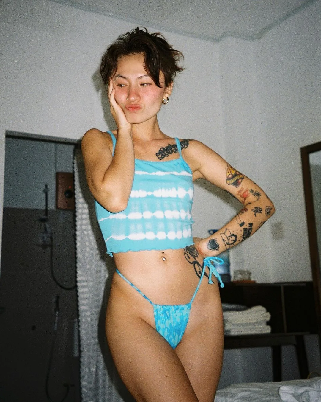áo croptop mặc cùng với quần bikini
