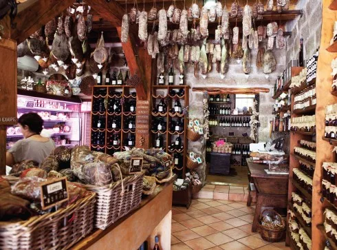 Mật ong tự nhiên, salami lợn đen và các món đặc sản Corsica.