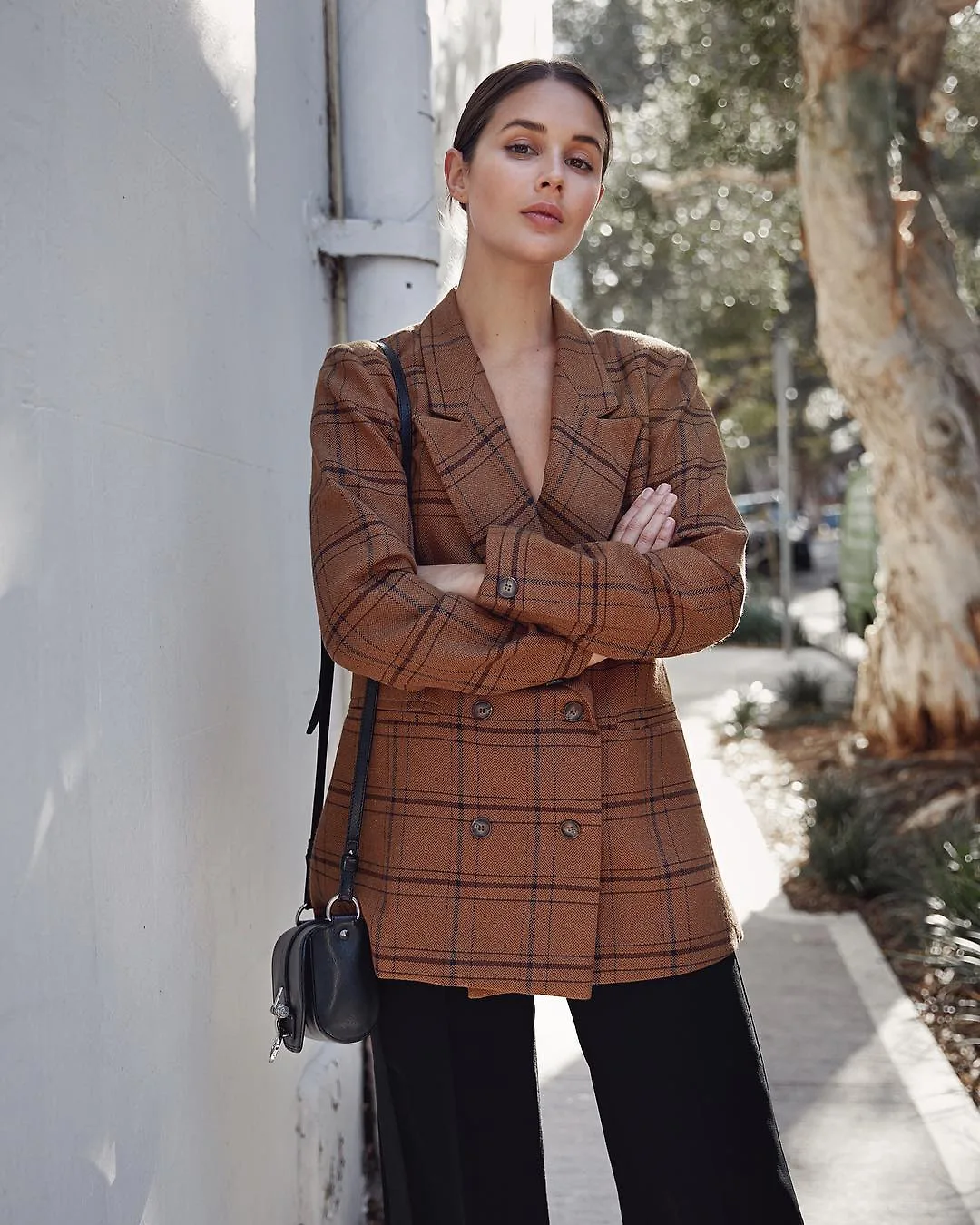 sara crampton mặc áo blazer kẻ ô