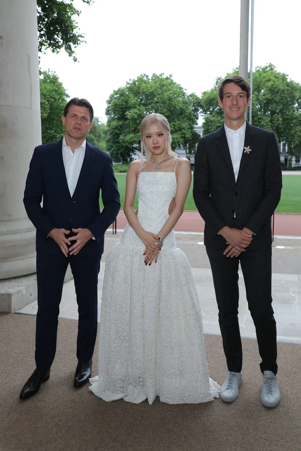Rosé chụp hình với Alexandre Arnault ở triển lãm của Tiffany & Co.