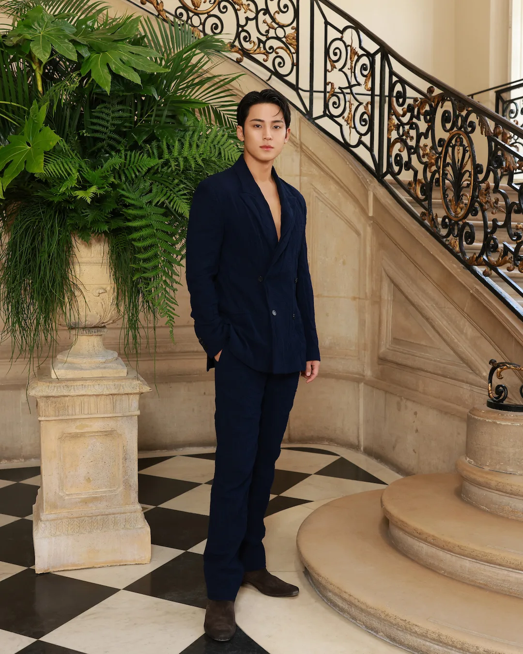 Mingyu (SEVENTEEN) khoe vẻ lãng tử trong bộ suit nhung tăm xanh navy